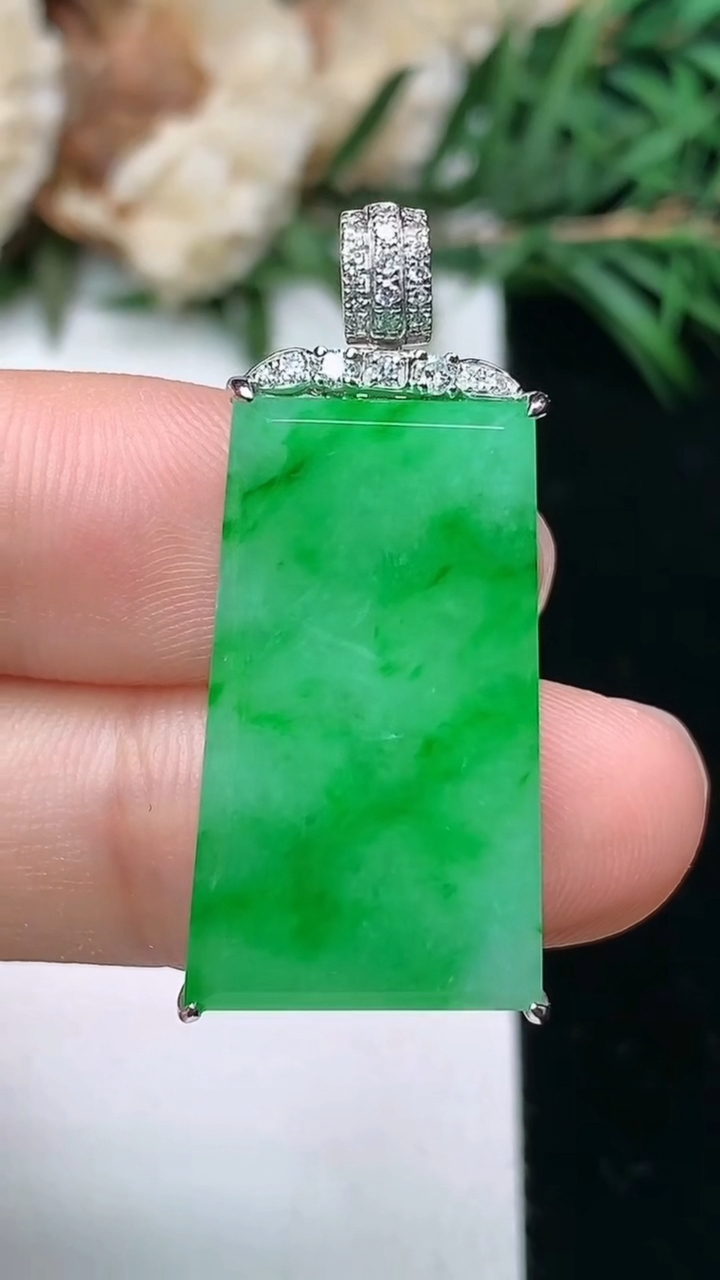 天然A货翡翠无事牌吊坠，尺寸24-14-5.7，重量:4.90g
3月24日