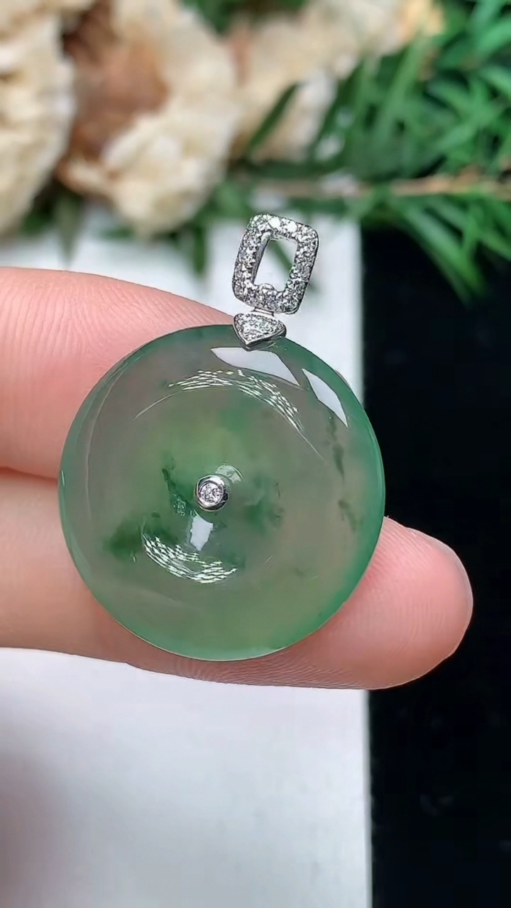 天然A货翡翠飘花平安扣吊坠，尺寸20.8-4.9，重量:4.87g
3月24日