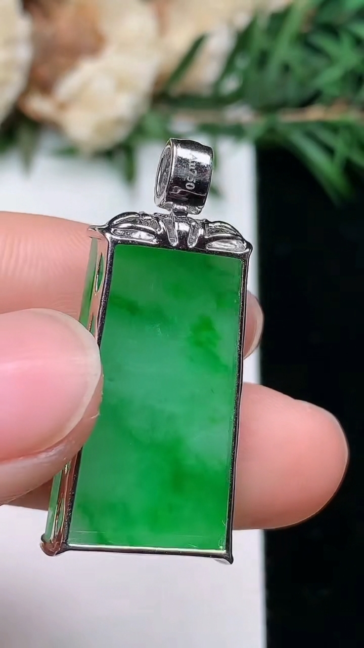 天然A货翡翠无事牌吊坠，尺寸24-14-5.7，重量:4.90g
3月24日