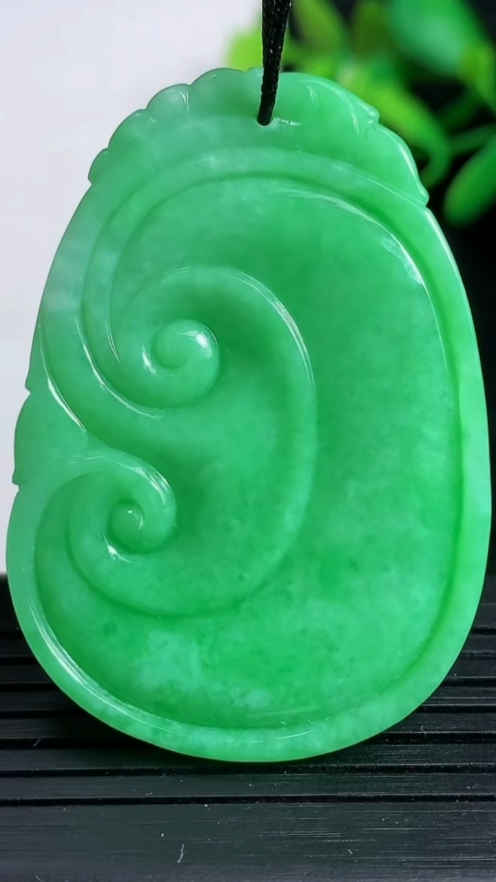 天然A货翡翠如意吊坠尺寸48.1-33.9-5.9重量:21.18g
3月24日