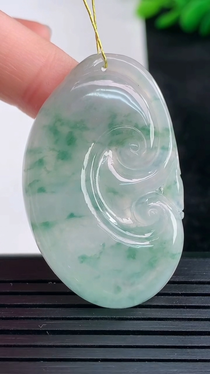 天然A货翡翠飘花如意吊坠尺寸43.1-27.3-5.1重量:10.54g
3月24日