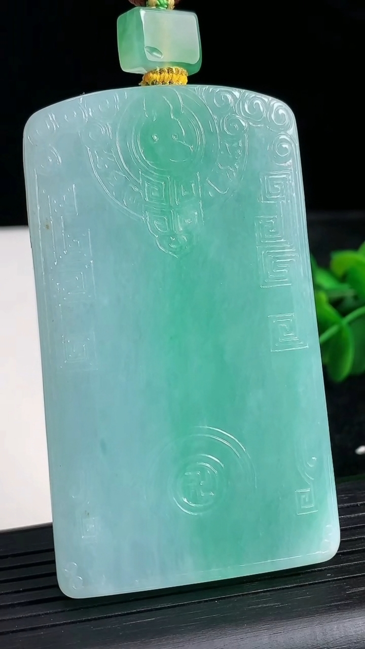 天然A货翡翠仿古无事牌吊坠尺寸74.1-43.7-9.8重量:101.44g
3月24日