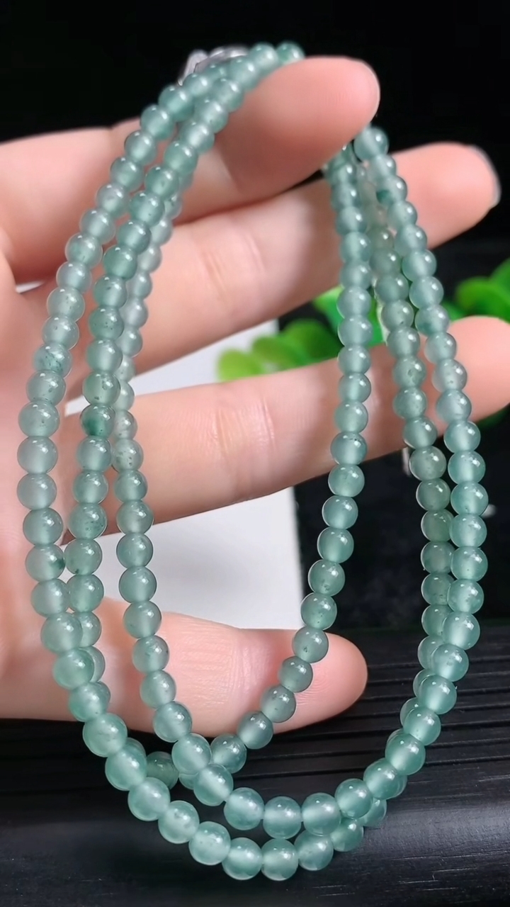 天然A货翡翠小米珠项链尺寸3.9-166重量:20.13g
3月24日