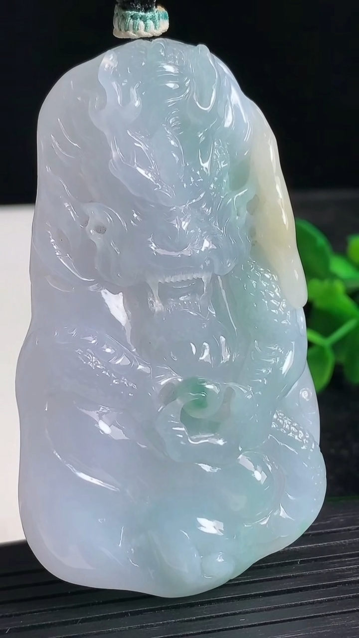 天然A货翡翠紫罗兰飘花龙牌吊坠尺寸76.6-43.3-11.3重量:78.18g
3月24日