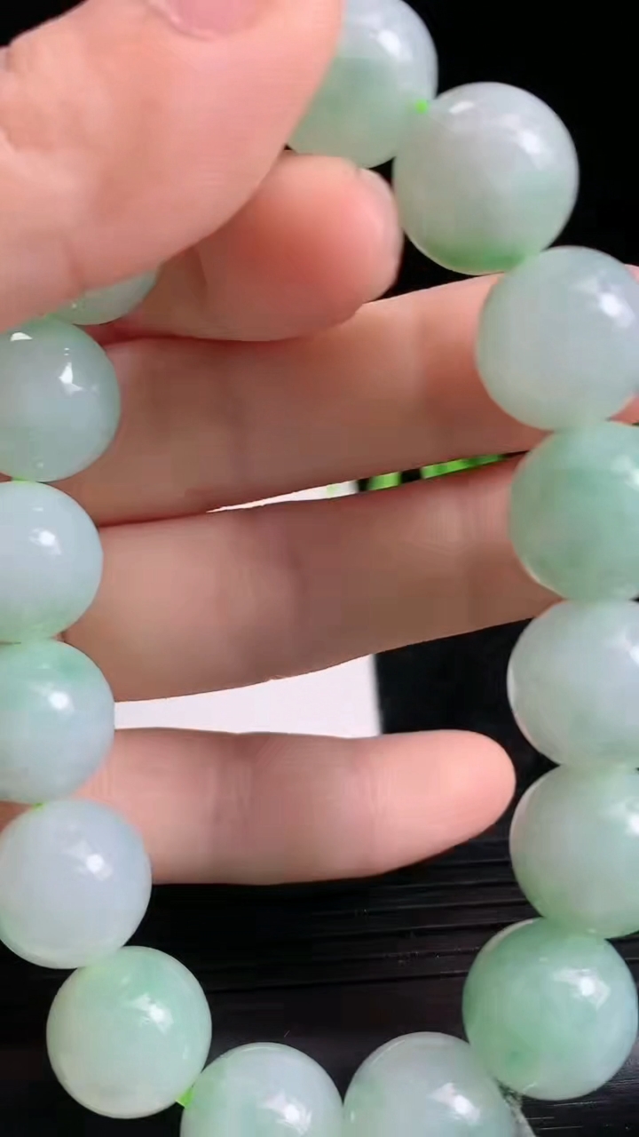 天然A货翡翠圆珠手串尺寸12.7-16颗重量:54.98g3月24日
工厂直销收藏佳品,种好水足，色泽均匀，有种有色，上手高大气！