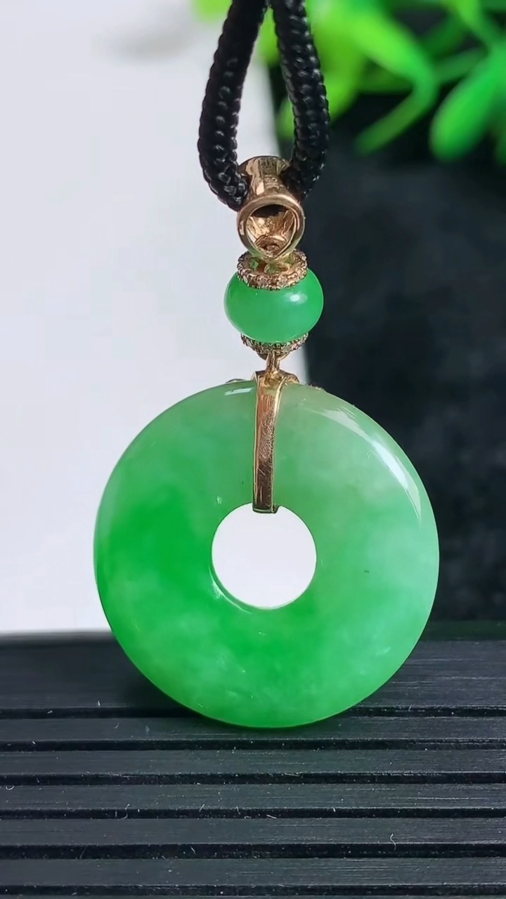 天然A货翡翠平安环吊坠尺寸22.9-3.8重量:5.09g
3月24日
