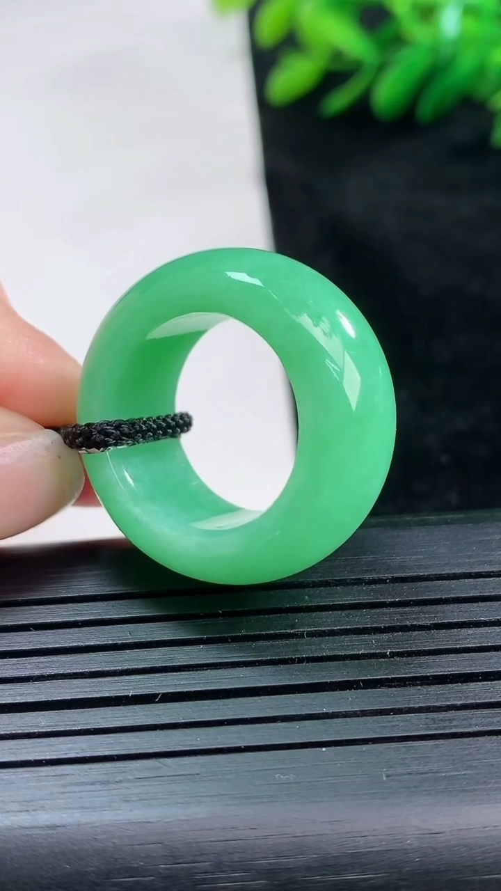 天然A货翡翠指环扳指尺寸17.8-11.8-5.3重量:12.99g2026年3月24日
工厂直销收