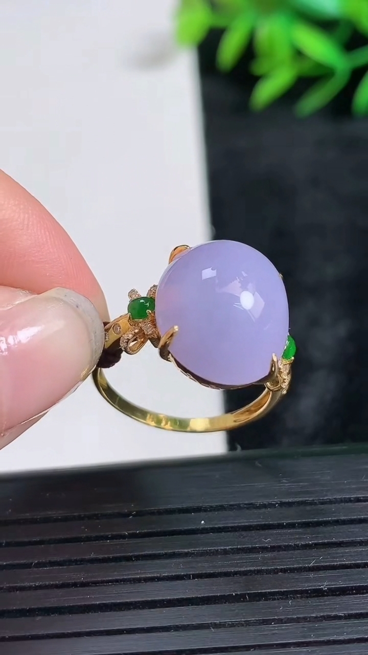 天然A货翡翠18K金紫罗兰蛋面戒指尺寸17.6-15-12.5重量:4.93g2026年3月24日
工厂直销收藏佳品,种好水足，色泽均匀，有种有色，上手高大气！