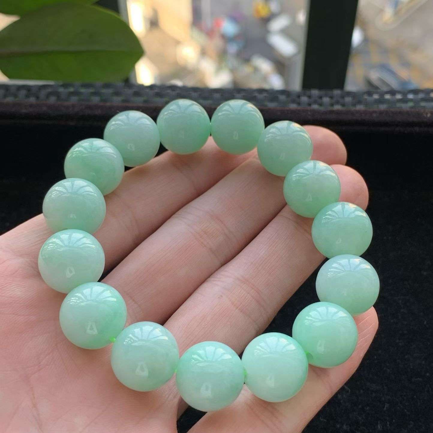 A货天然翡翠冰糯种满绿手串15颗重量71.49
3月24日