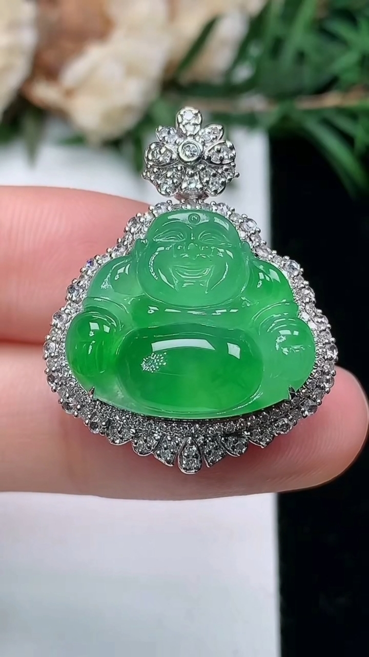 天然A货翡翠佛公吊坠，尺寸28.9-22.8-12.5，裸石15.7-18.7，重量:6.02g
3