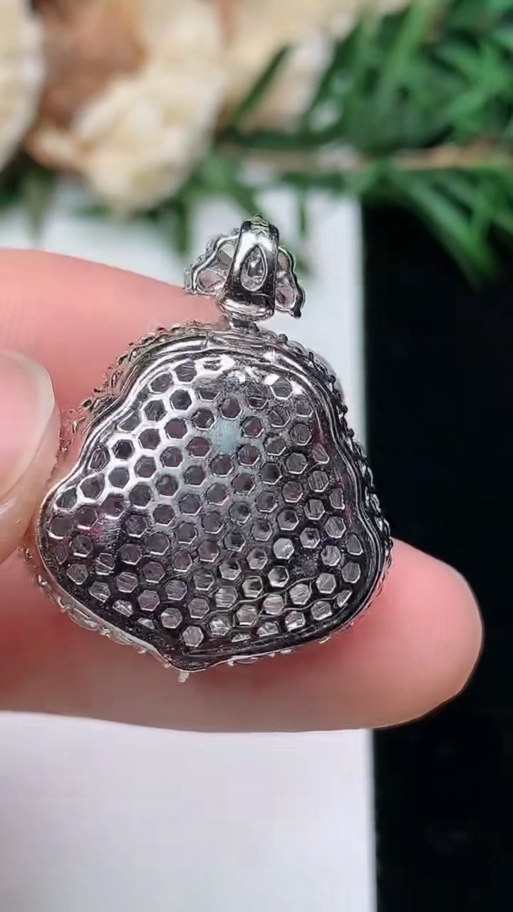 天然A货翡翠白冰佛公吊坠，尺寸26-21-11.4，裸石14-17.6，重量:6.38g
3月24日