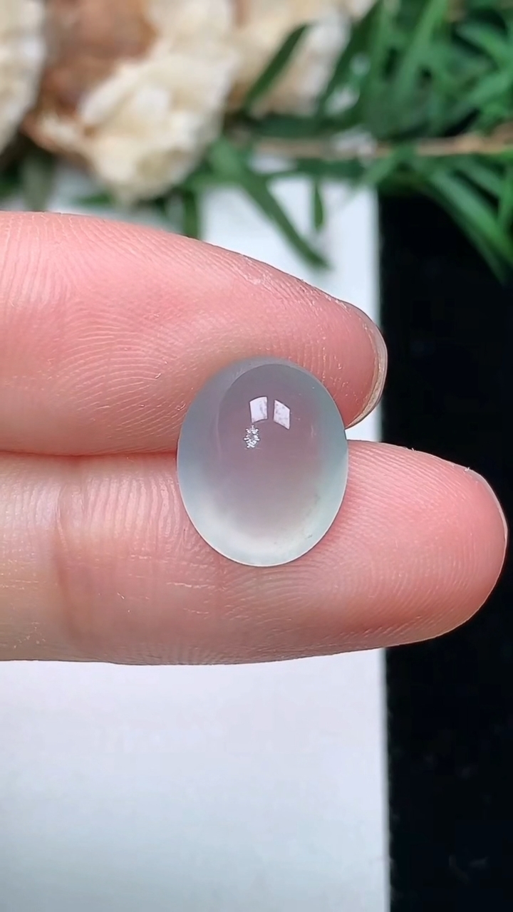 天然A货翡翠白冰蛋面镶嵌件，尺寸11.5-9.3-6，重量:1.00g
3月24日