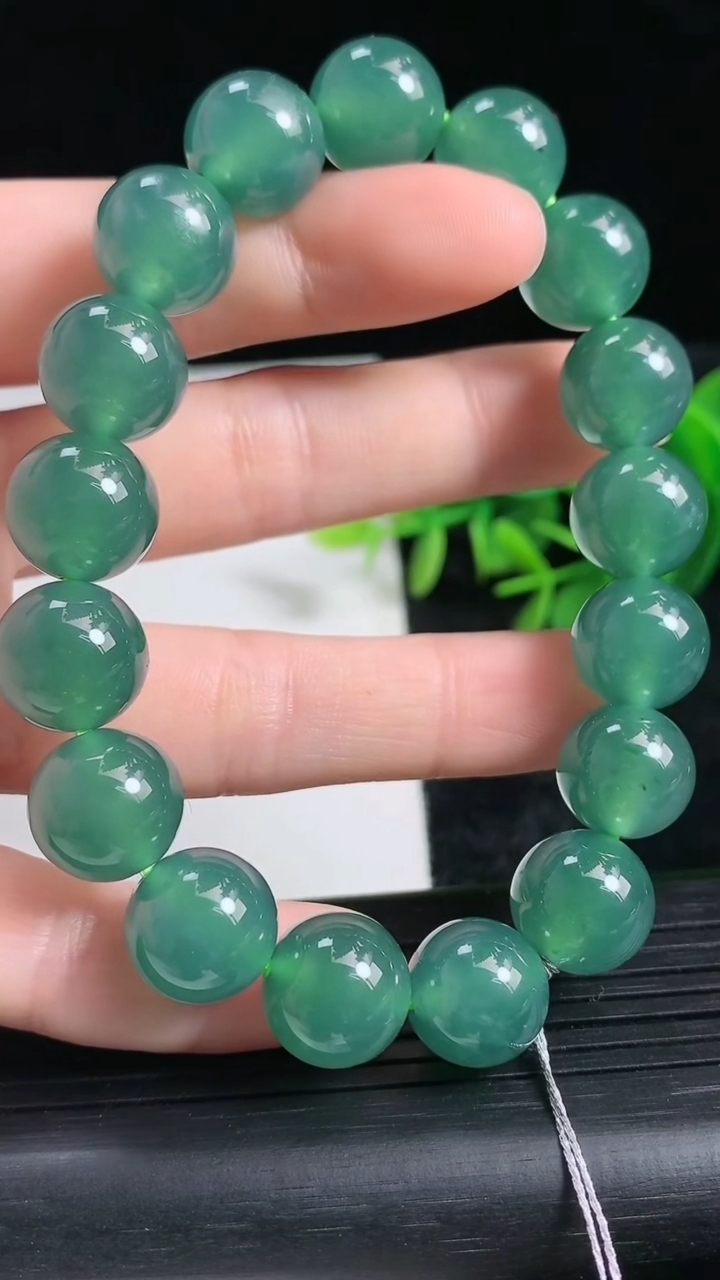 天然A货翡翠圆珠手串尺寸11.7-17颗重量:48.39g3月24日
工厂直销收藏佳品,种好水足，色