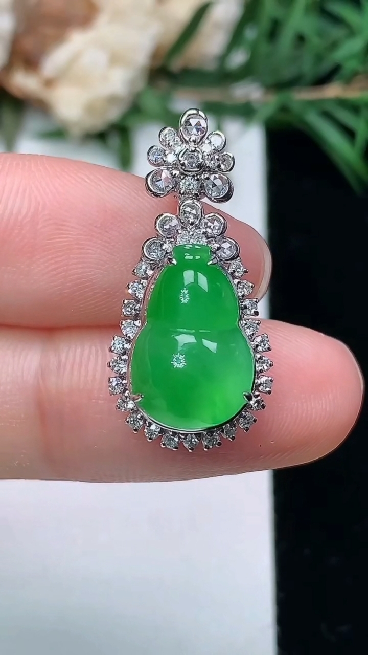 天然A货翡翠葫芦吊坠，尺寸25-12-10.4，裸石13-8.7，重量:3.66g
3月24日