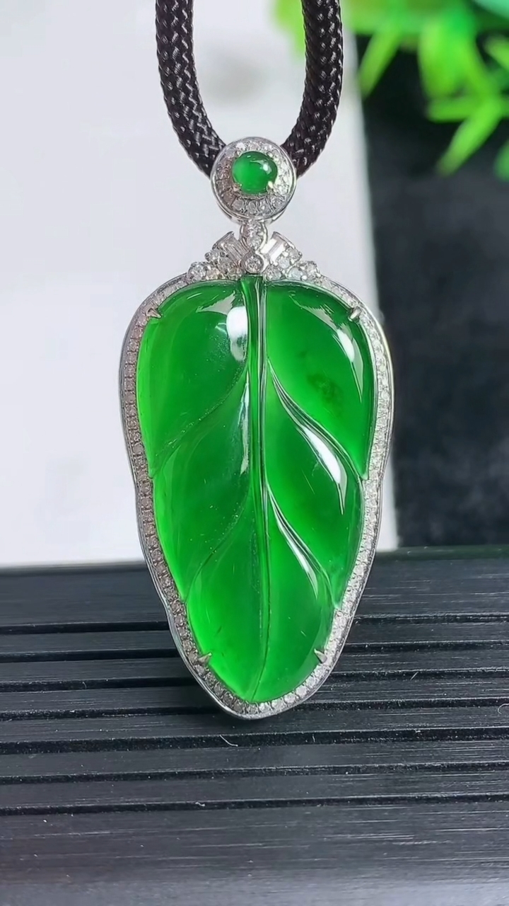 天然A货翡翠金枝玉叶 叶子吊坠尺寸39.4-18.7-6.6裸石28.3-15.9重量:4.07g
