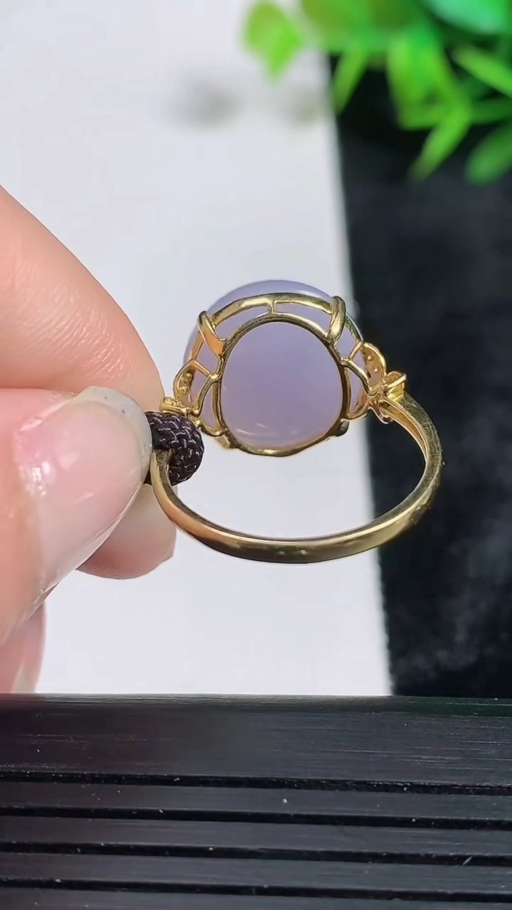 天然A货翡翠18K金紫罗兰蛋面戒指尺寸17.4-13.3-13重量:3.69g2026年3月24日
工厂直销收藏佳品,种好水足，色泽均匀，有种有色，上手高大气！