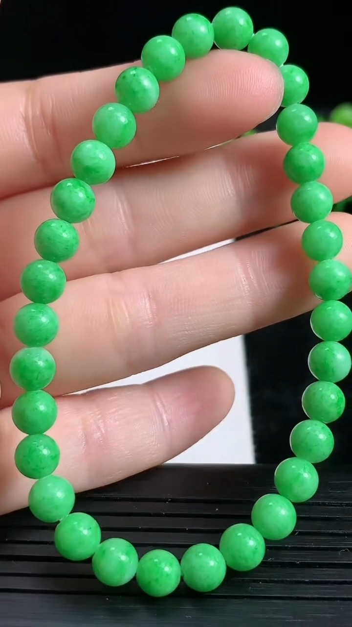 天然A货翡翠圆珠手串尺寸5.5-32颗重量:10.18g3月24日
工厂直销收藏佳品,种好水足，色泽均匀，有种有色，上手高大气！