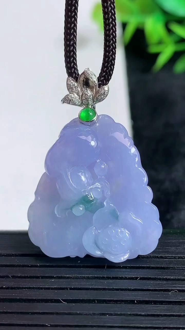 天然A货翡翠18K金紫罗兰飘花和和美美 荷叶鱼吊坠尺寸28.5-24.3-8.8重量:10.35g
