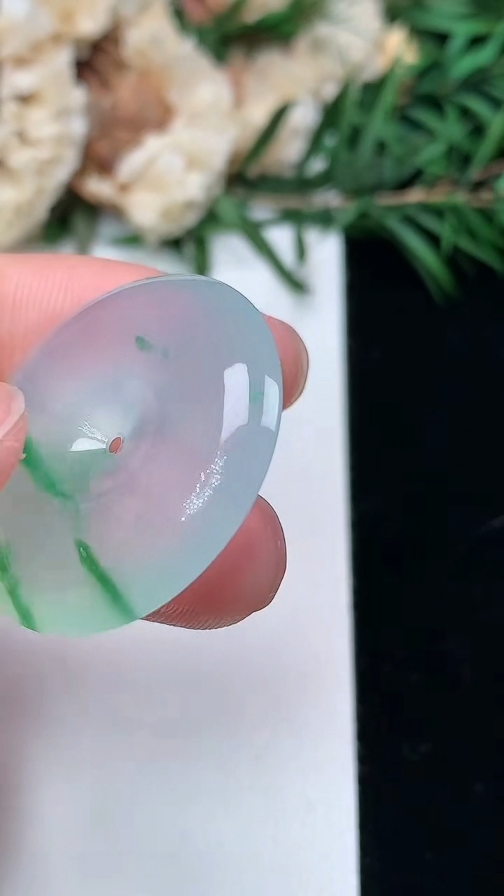 天然A货翡翠平安扣吊坠，尺寸27.7-5.9，重量:8.78g
3月24日