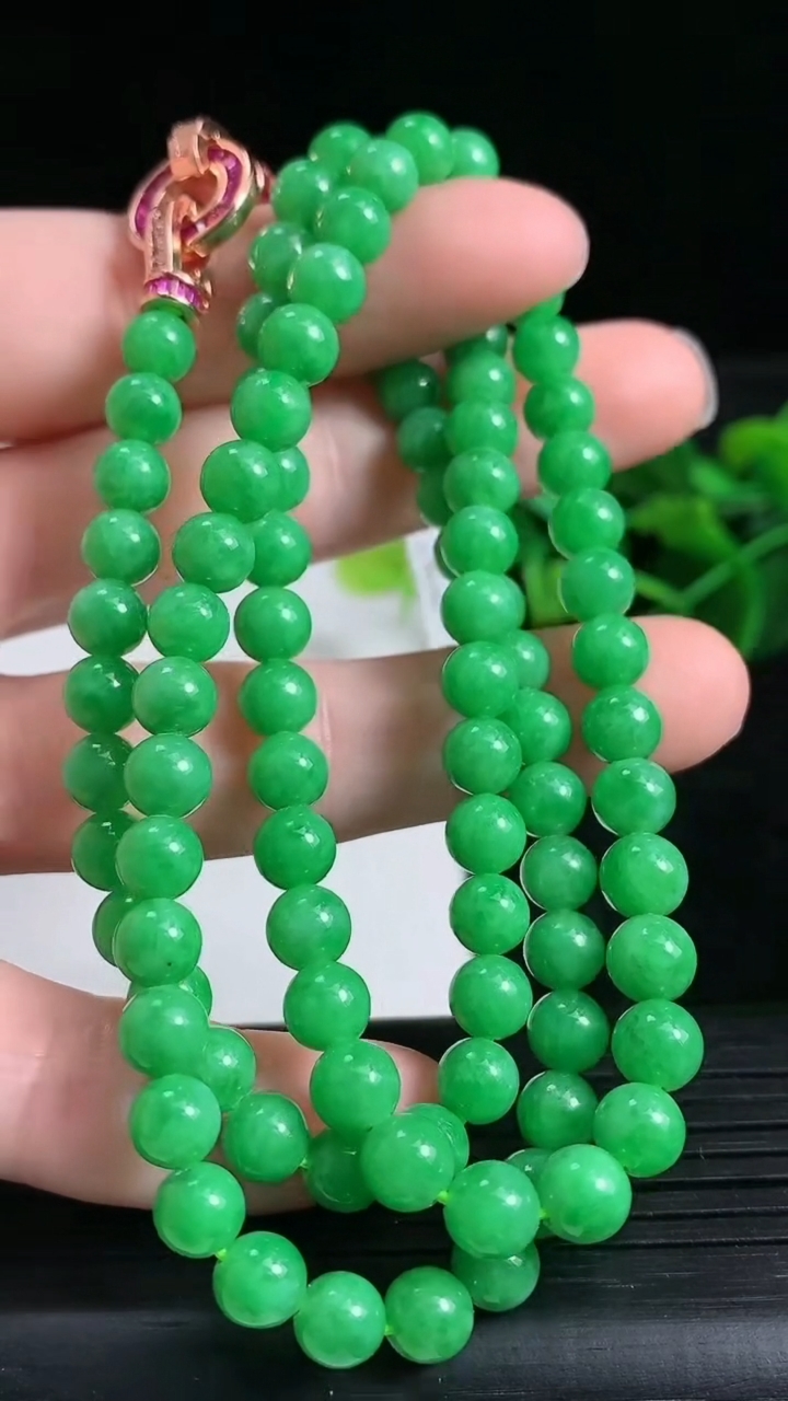 天然A货翡翠圆珠项链尺寸5.5-98颗重量:34.28g
3月24日