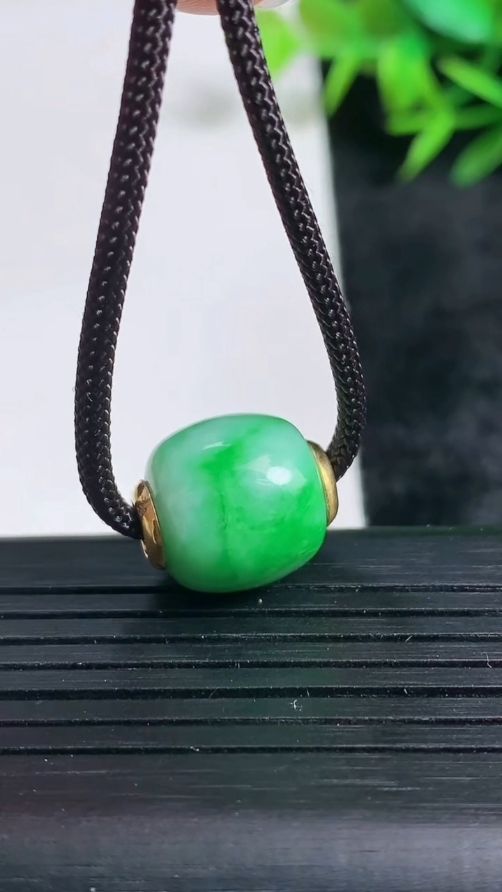 天然A货翡翠路路通吊坠尺寸13.2-14.8重量:4.29g
3月24日