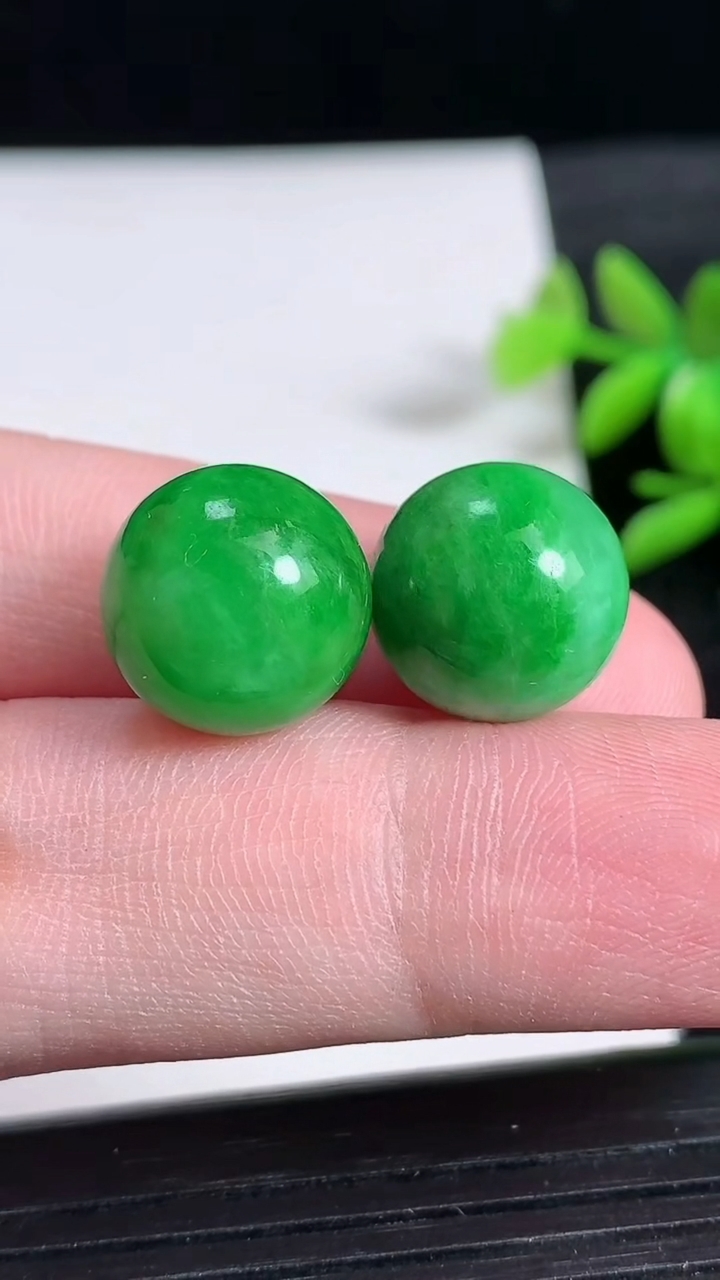 天然A货翡翠圆珠镶嵌件一对尺寸13.3重量:8.57g
3月24日