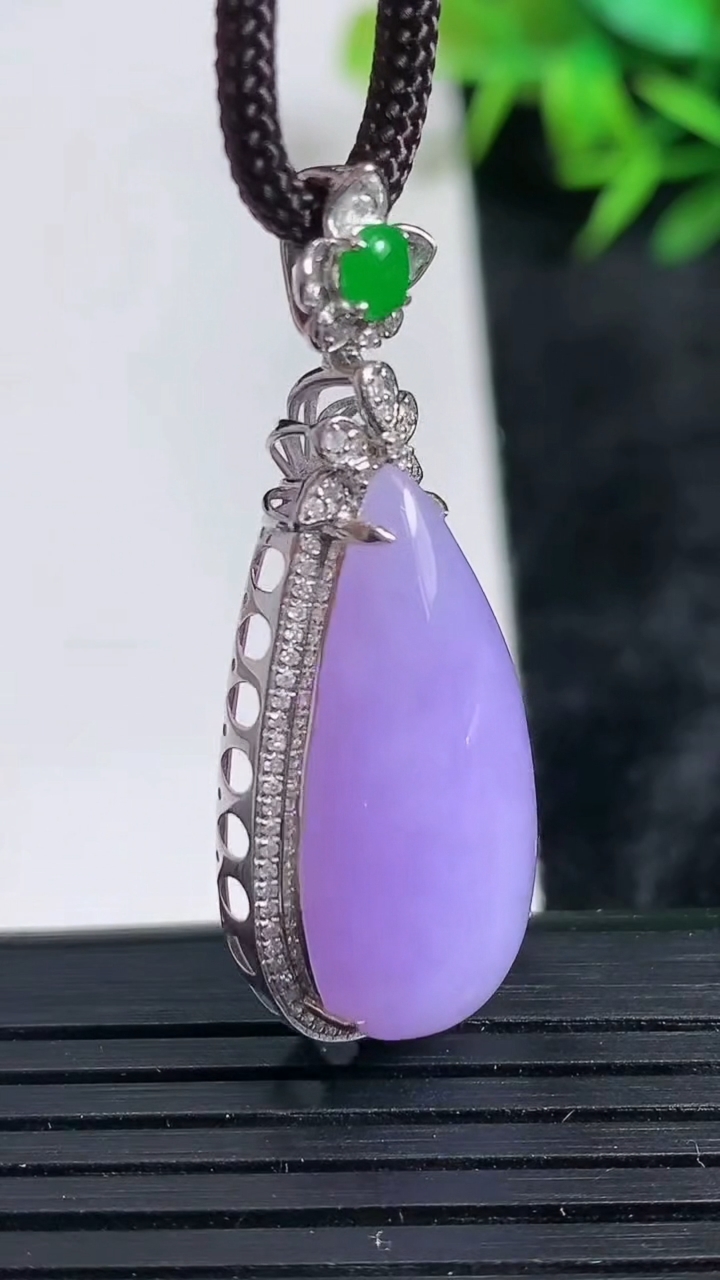 天然A货翡翠18K金紫罗兰水滴吊坠尺寸39.2-16-10.2裸石25.6-13.8重量:6.26g
3月24日