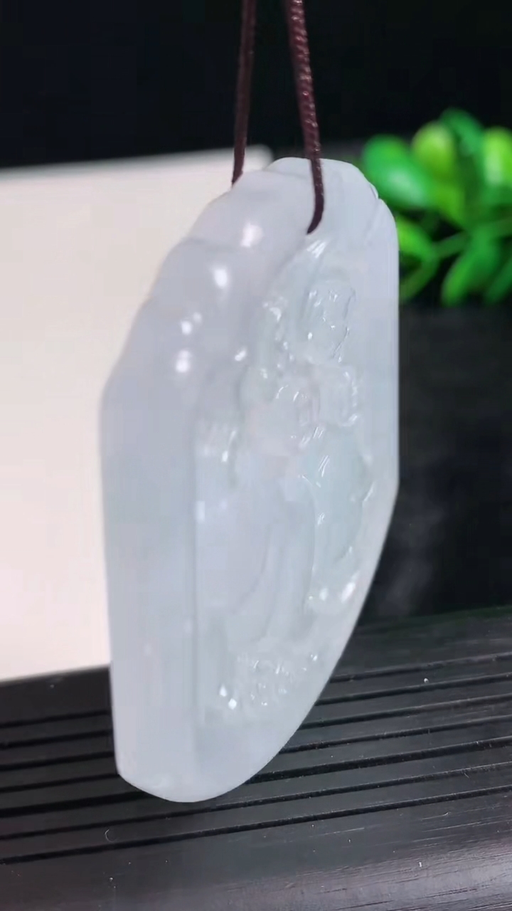 天然A货翡翠生肖猪吊坠尺寸51.2-45-5.2重量:27.43g
3月24日