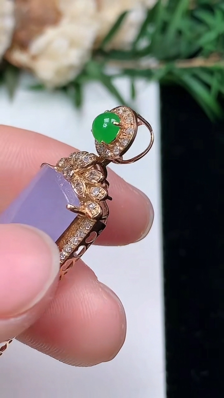 天然A货翡翠紫罗兰无事牌吊坠，尺寸35.6-14.3-7，裸石22.5-11，重量:4.04g
3月24日