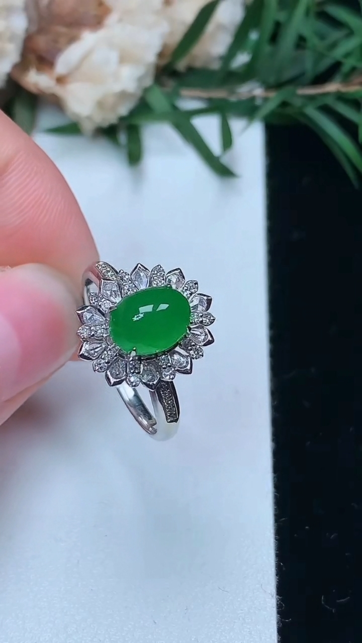 天然A货翡翠蛋面戒指，尺寸16.9-7.7-5.8，重量:3.01g2026年3月24日
工厂直销收藏佳品,种好水足，色泽均匀，有种有色，上手高大气！