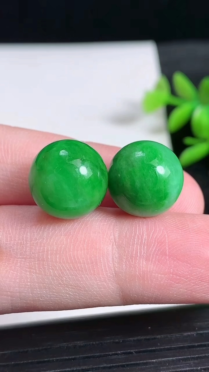 天然A货翡翠圆珠镶嵌件一对尺寸13.3重量:8.57g
3月24日