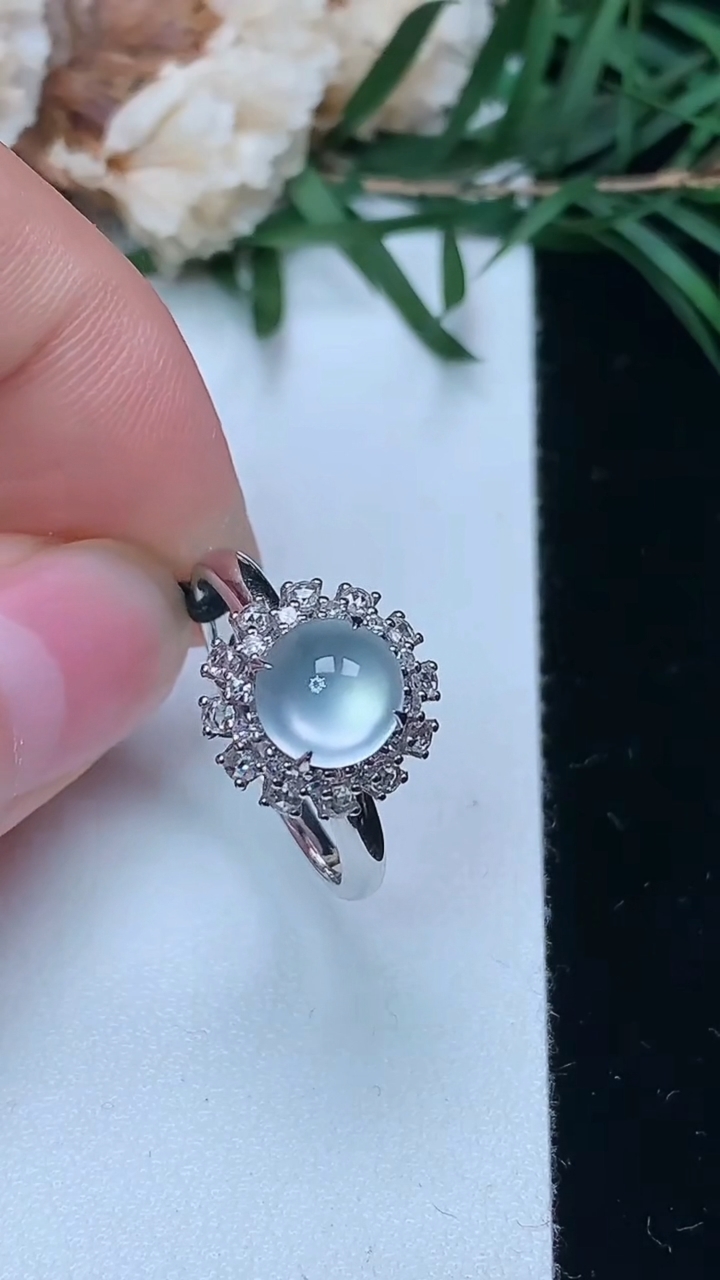 天然A货翡翠白冰蛋面戒指，尺寸17.2-7-6.8，重量:2.36g2026年3月24日
工厂直销收藏佳品,种好水足，色泽均匀，有种有色，上手高大气！