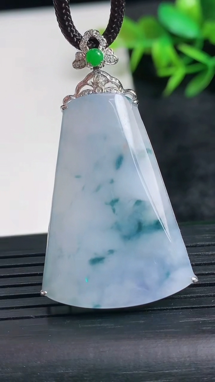 天然A货翡翠种飘花无事牌吊坠尺寸45-34.2-25.4-7.1重量:7.63g
3月24日