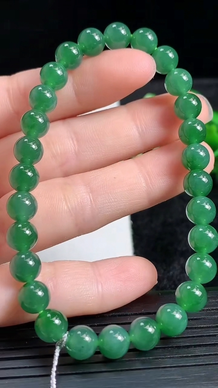 天然A货翡翠蓝水圆珠手串尺寸6.7-28颗重量:15.39g3月24日
工厂直销收藏佳品,种好水足，色泽均匀，有种有色，上手高大气！
