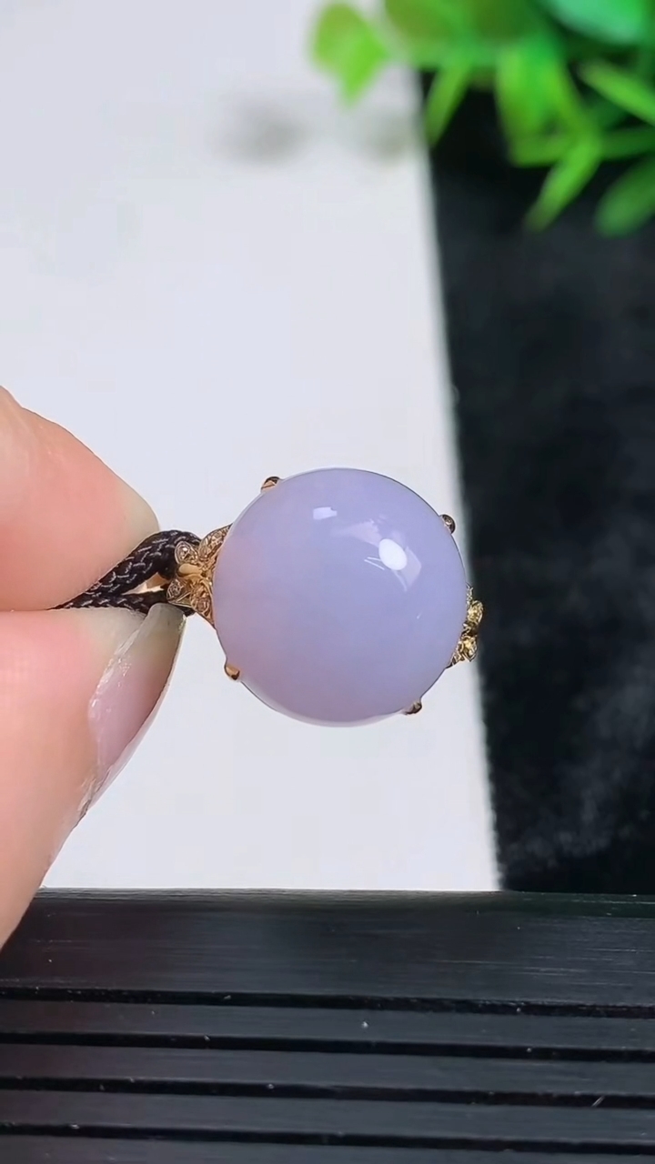 天然A货翡翠18K金紫罗兰蛋面戒指尺寸17.4-13.3-13重量:3.69g2026年3月24日
