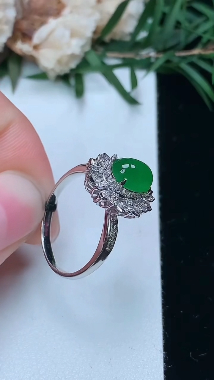 天然A货翡翠蛋面戒指，尺寸16.9-7.7-5.8，重量:3.01g2026年3月24日
工厂直销收藏佳品,种好水足，色泽均匀，有种有色，上手高大气！