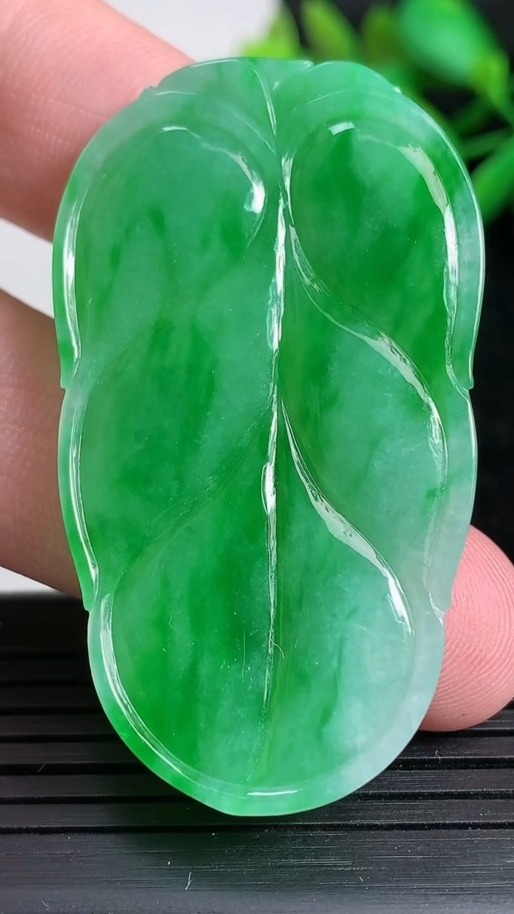 天然A货翡翠金枝玉叶 叶子吊坠尺寸52.4-29.7-4.6重量:14.20g
3月24日