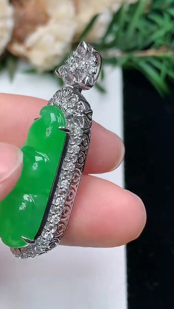 天然A货翡翠福豆吊坠，尺寸38.5-12.6-11.4，裸石24.6-9.8，重量:6.64g
3月24日