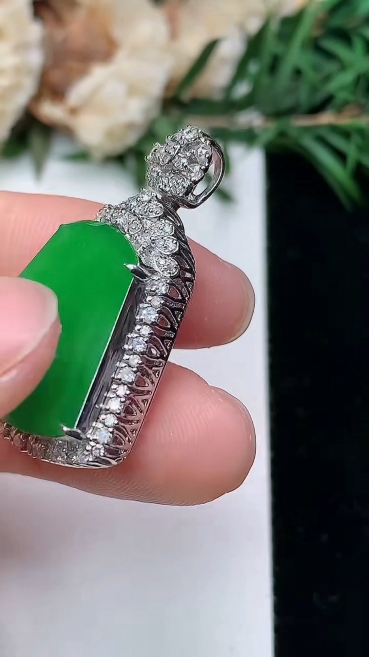 天然A货翡翠无事牌吊坠，尺寸31.3-20-10，裸石18.2-16，重量:6.00g
3月24日