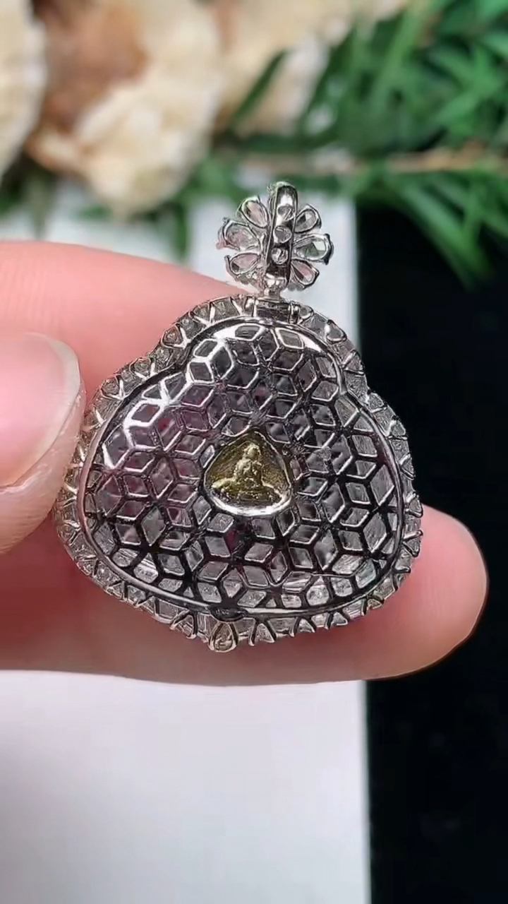 天然A货翡翠佛公吊坠，尺寸27.2-21-10，裸石14.9-18，重量:4.39g
3月24日