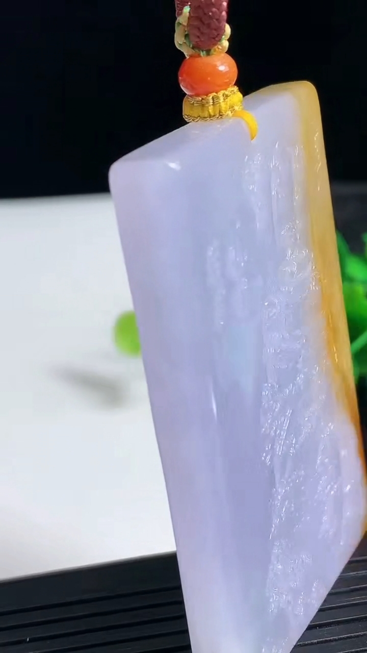 天然A货翡翠紫罗兰山水牌吊坠尺寸63.2-41.1-7.6重量:60.57g
3月24日