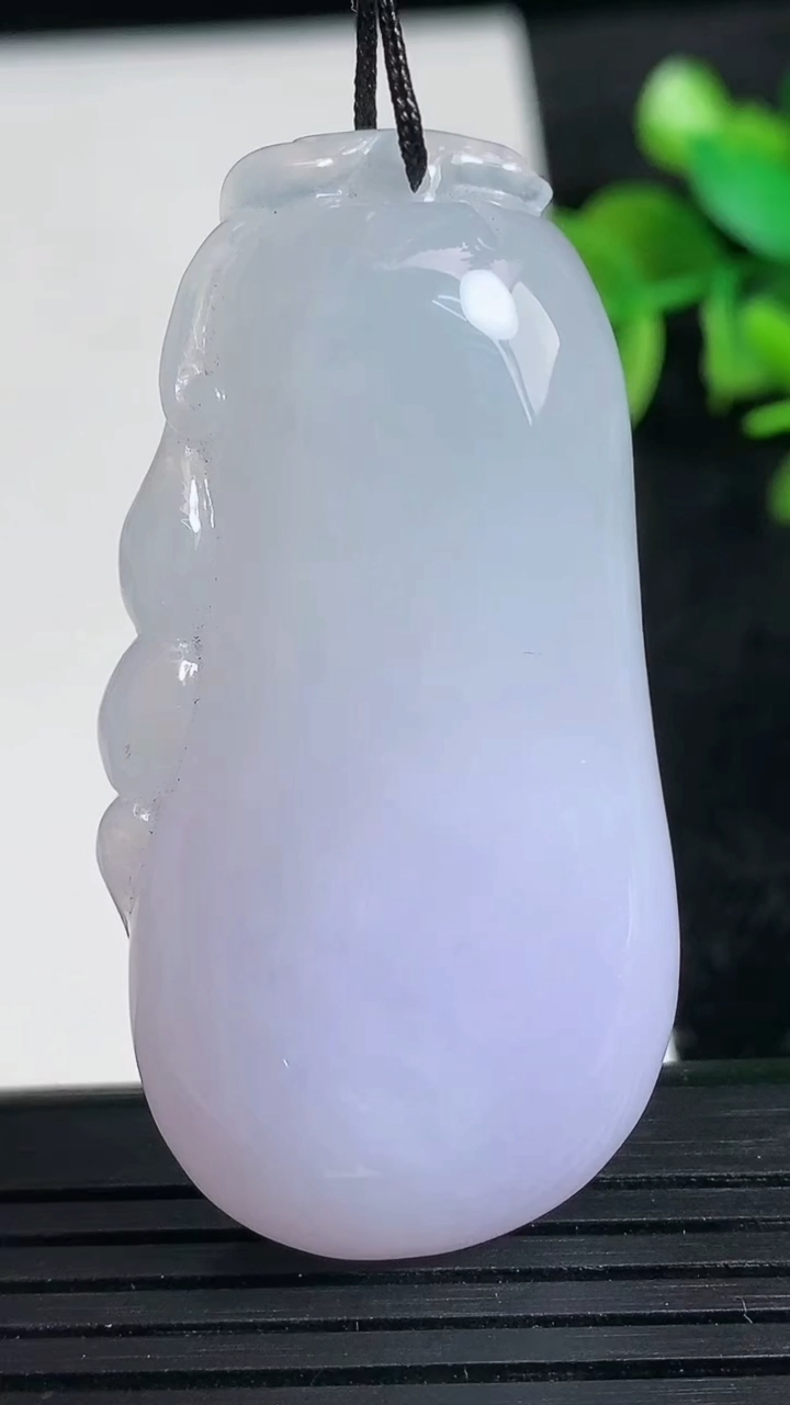 天然A货翡翠紫罗兰福瓜吊坠尺寸51.6-26.2-10.6重量:31.15g
3月24日