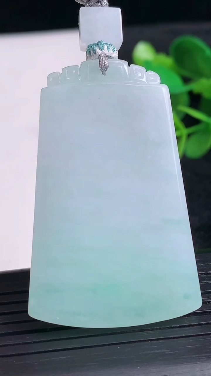 天然A货翡翠无事牌吊坠尺寸50.1-32.9-5重量:25.96g
3月24日