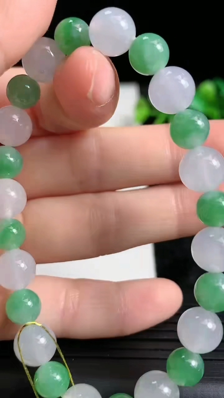 天然A货翡翠圆珠手串尺寸8.2-7.2-24颗重量:21.22g3月24日
工厂直销收藏佳品,种好水足，色泽均匀，有种有色，上手高大气！