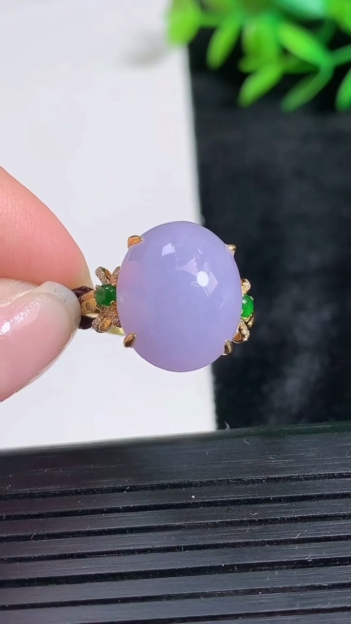 天然A货翡翠18K金紫罗兰蛋面戒指尺寸17.6-15-12.5重量:4.93g2026年3月24日
