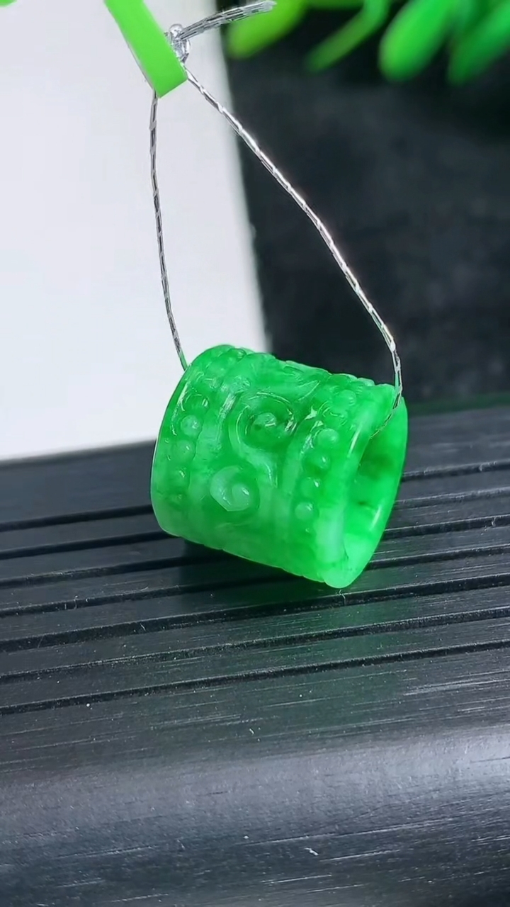 天然A货翡翠雕花路路通吊坠尺寸13.6-12.9重量:3.46g
3月24日