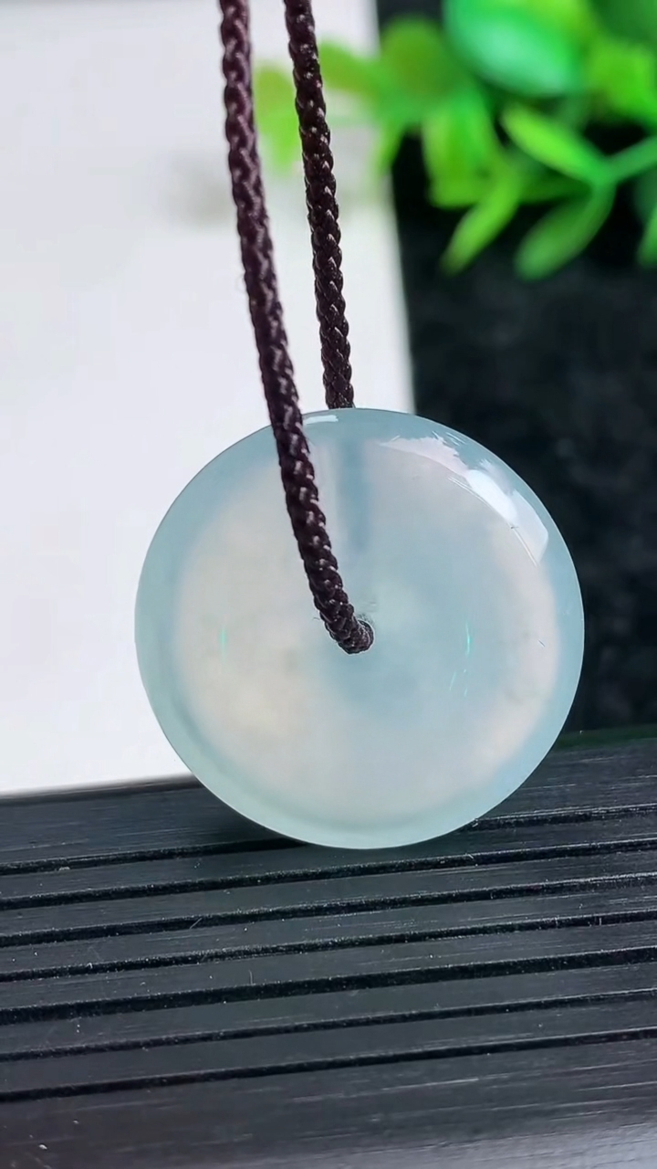 天然A货翡翠种飘花平安扣吊坠尺寸24.5-5.4重量:6.83g
3月24日