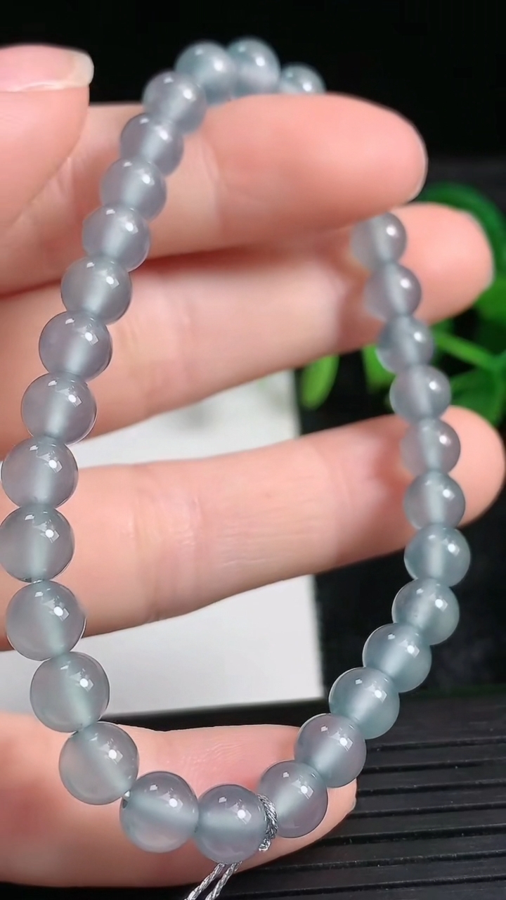 天然A货翡翠圆珠手串尺寸5.8-31颗重量:10.73g3月24日
工厂直销收藏佳品,种好水足，色泽均匀，有种有色，上手高大气！