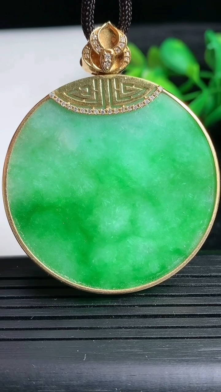 天然A货翡翠无事牌吊坠尺寸44.4-4.6重量:25.63g
3月24日