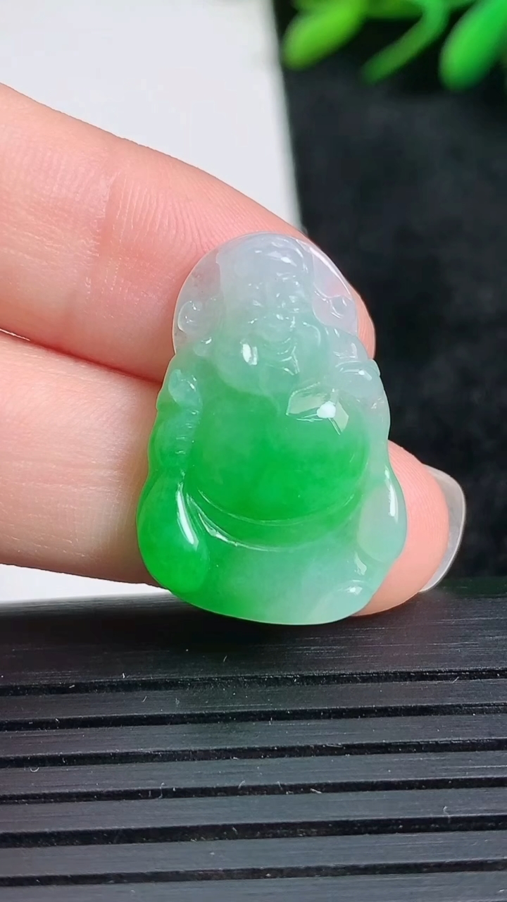天然A货翡翠财神爷吊坠尺寸23.7-16.5-4.7重量:2.85g
3月24日
